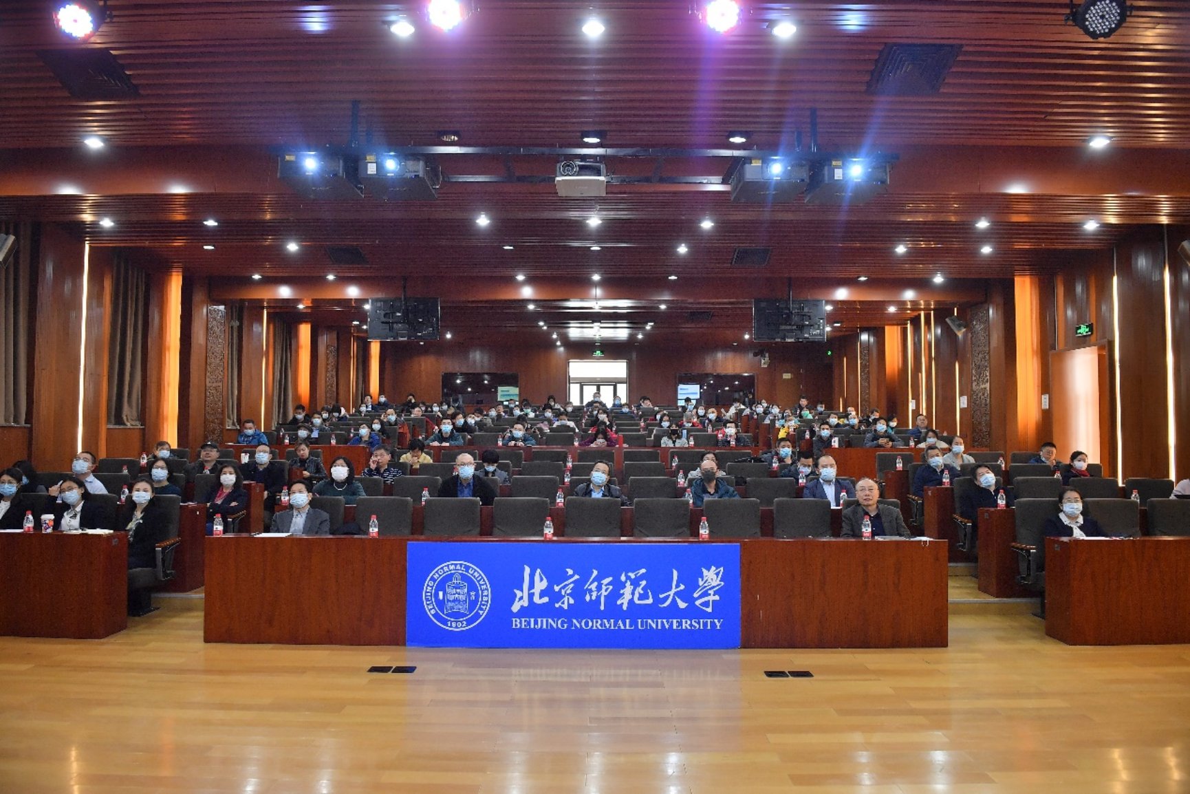 桌子上摆放了不同的大厅&#xA;&#xA;低可信度描述已自动生成